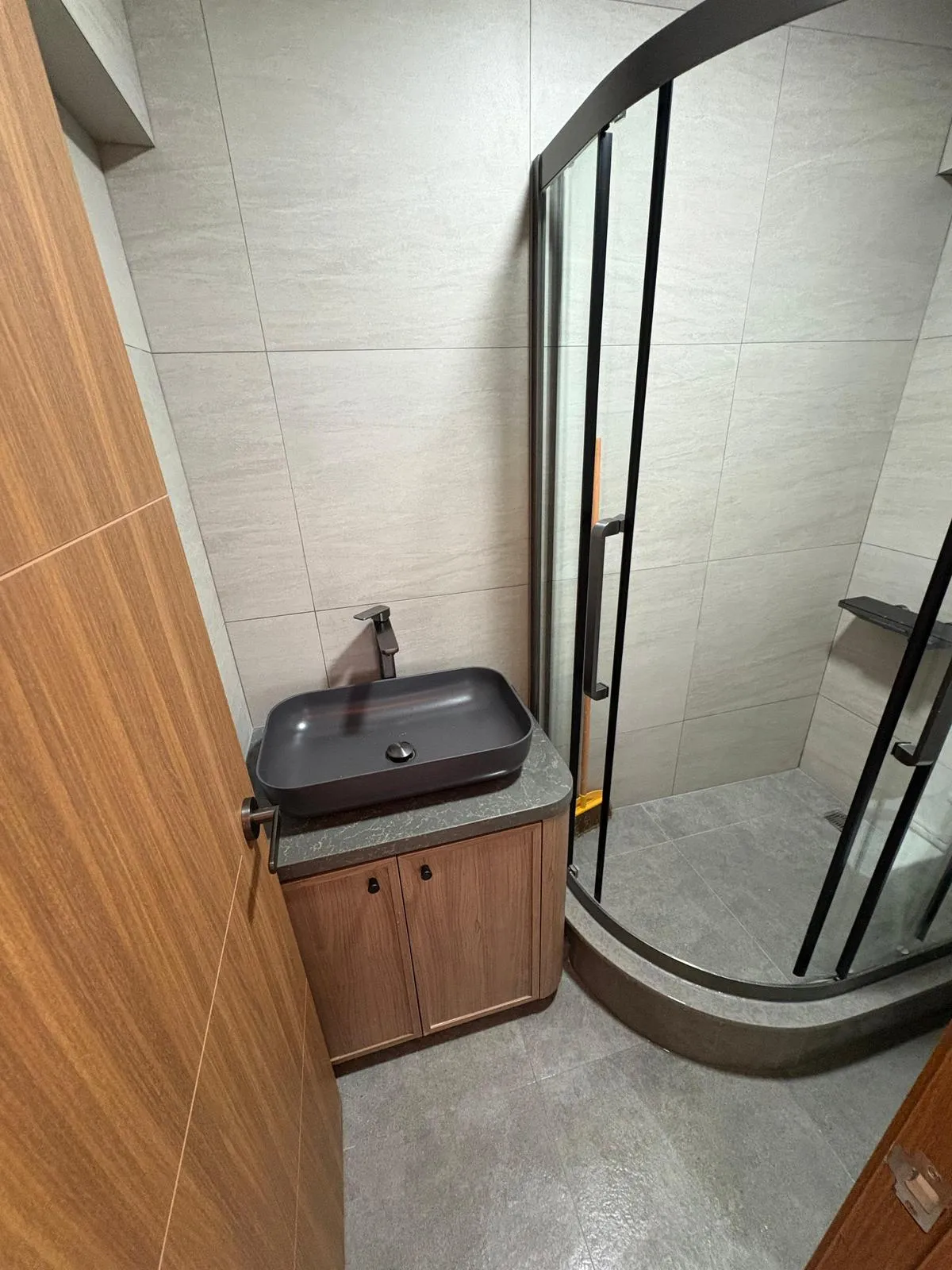 Bathroom vanity basin with curved shower screen
