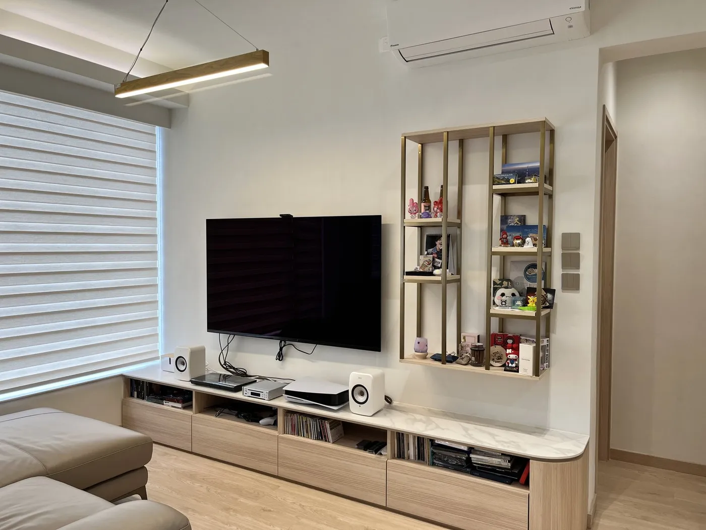 客廳電視牆及木框展示層架