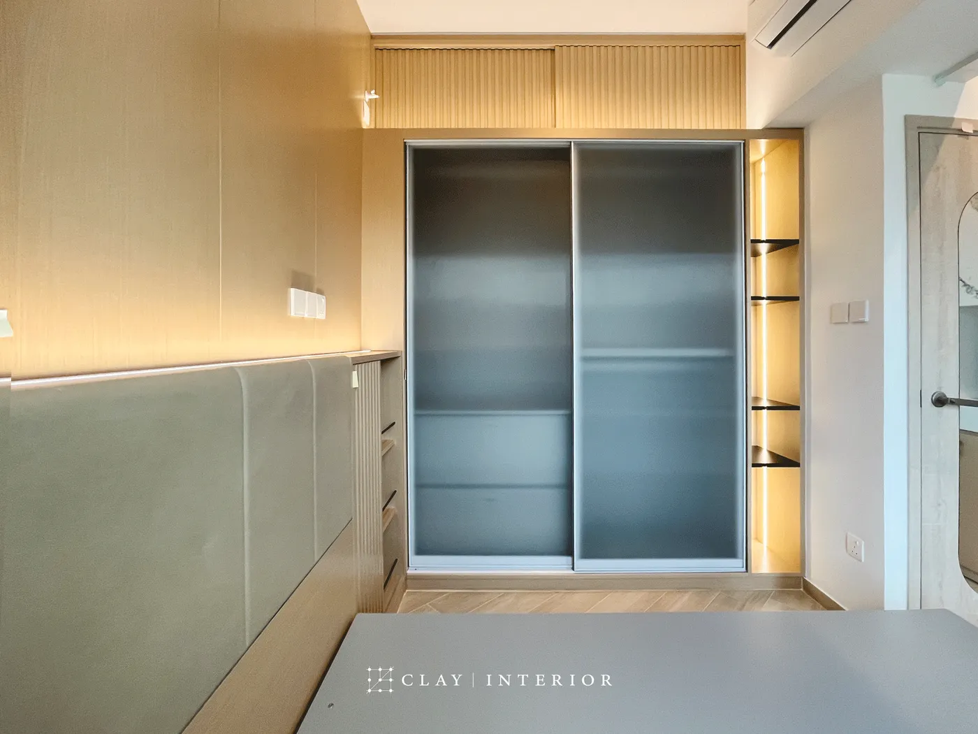 Bedroom storage cabinet and frosted-glass sliding-door wardrobe
