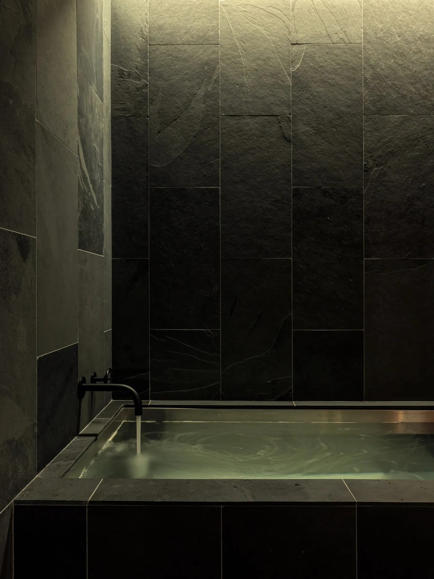 BoND designs "dark and enveloping" private sauna in New York — 靈感參考圖片 3
