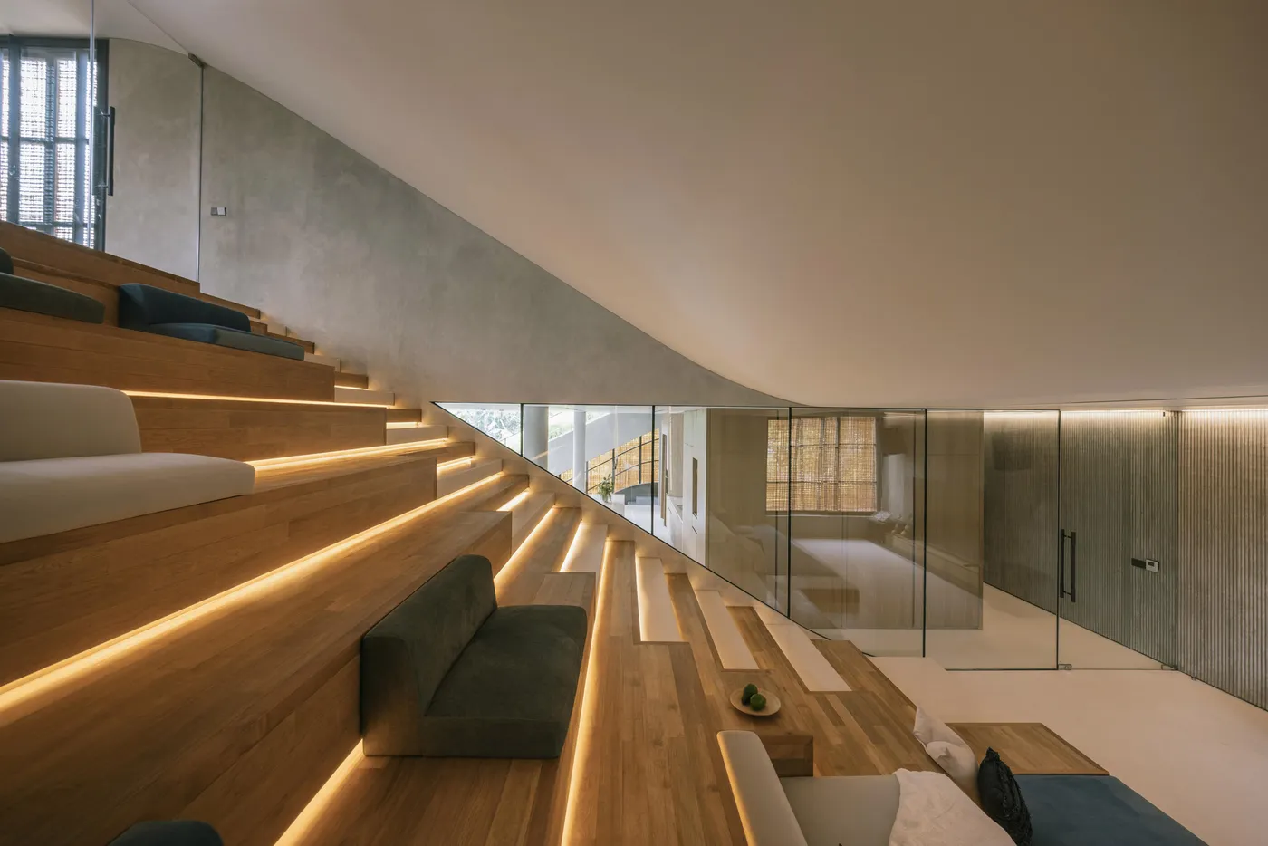 Sloping green roofs "keep the family connected" at Indonesian home — 靈感參考圖片 4