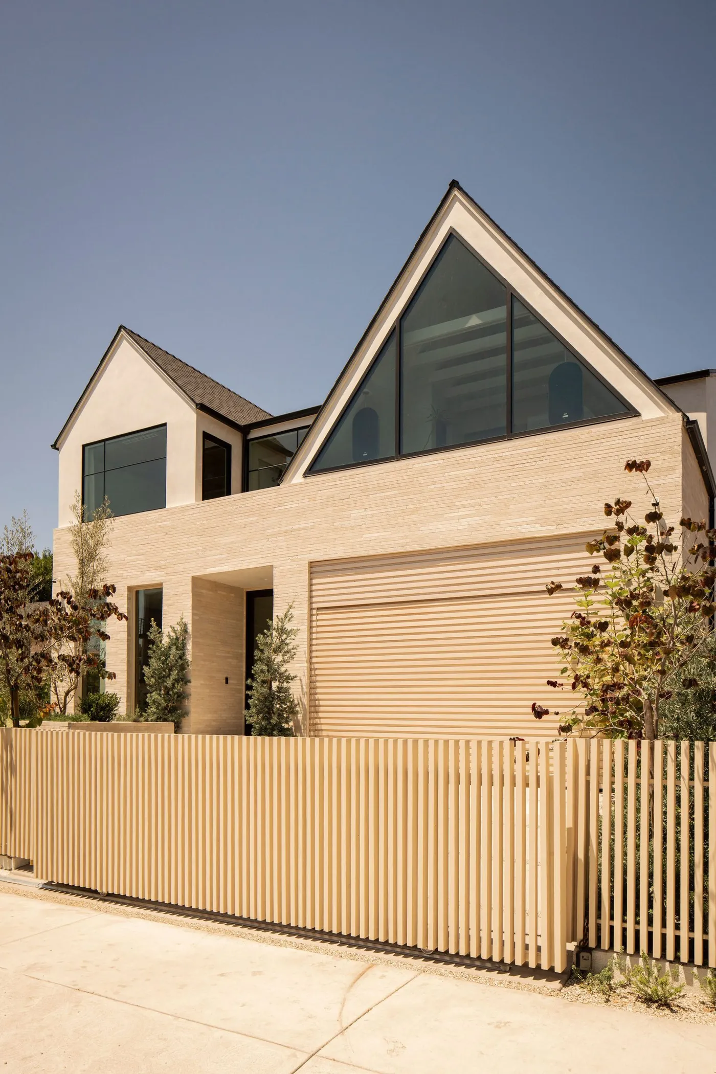 Peaked volumes top Los Angeles house by Allprace — 靈感參考圖片 2