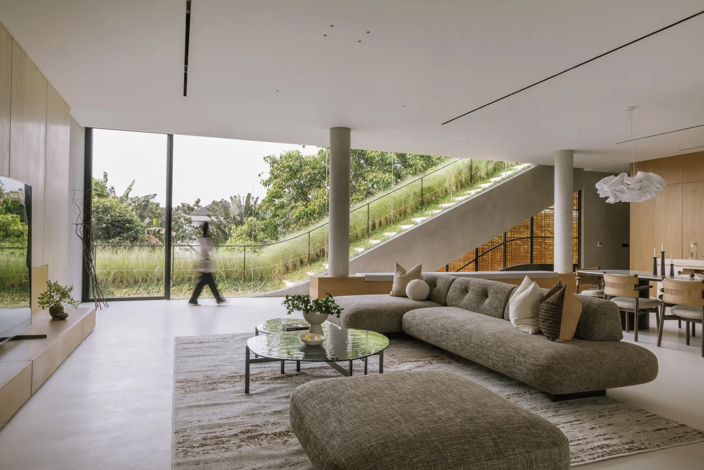Sloping green roofs "keep the family connected" at Indonesian home — 靈感參考圖片 3