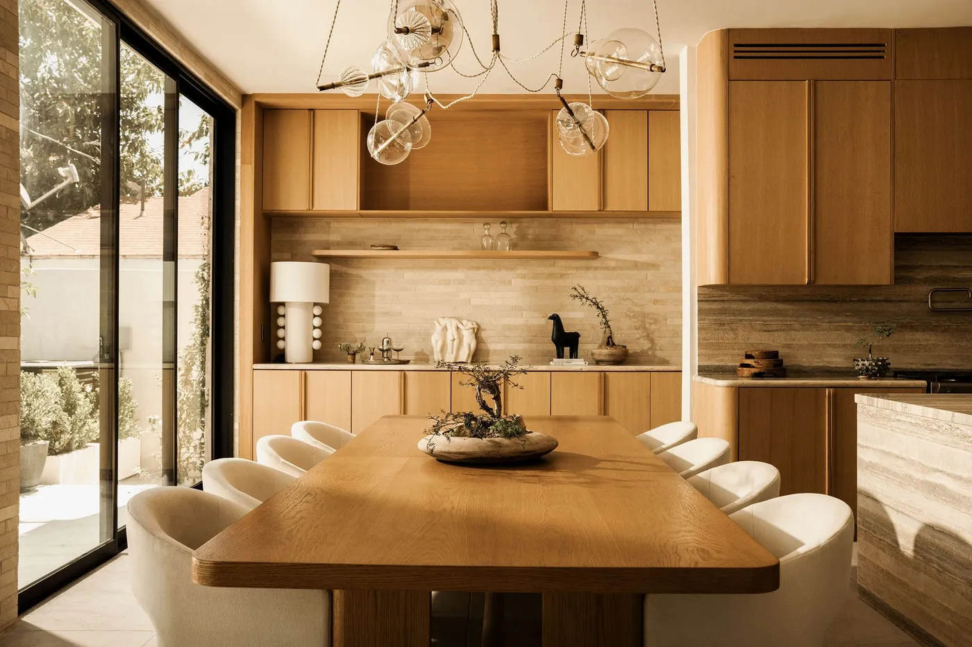 Peaked volumes top Los Angeles house by Allprace — 靈感參考圖片 4