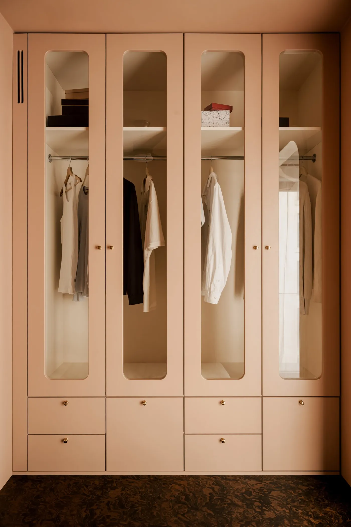 Compact Warsaw apartment evokes "ingenuity and efficiency" of maritime architecture — 靈感參考圖片 5