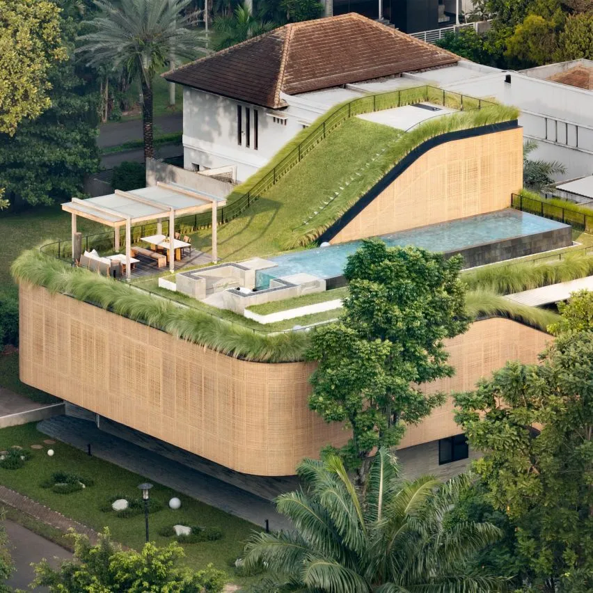 Sloping green roofs "keep the family connected" at Indonesian home — 靈感參考圖片 1