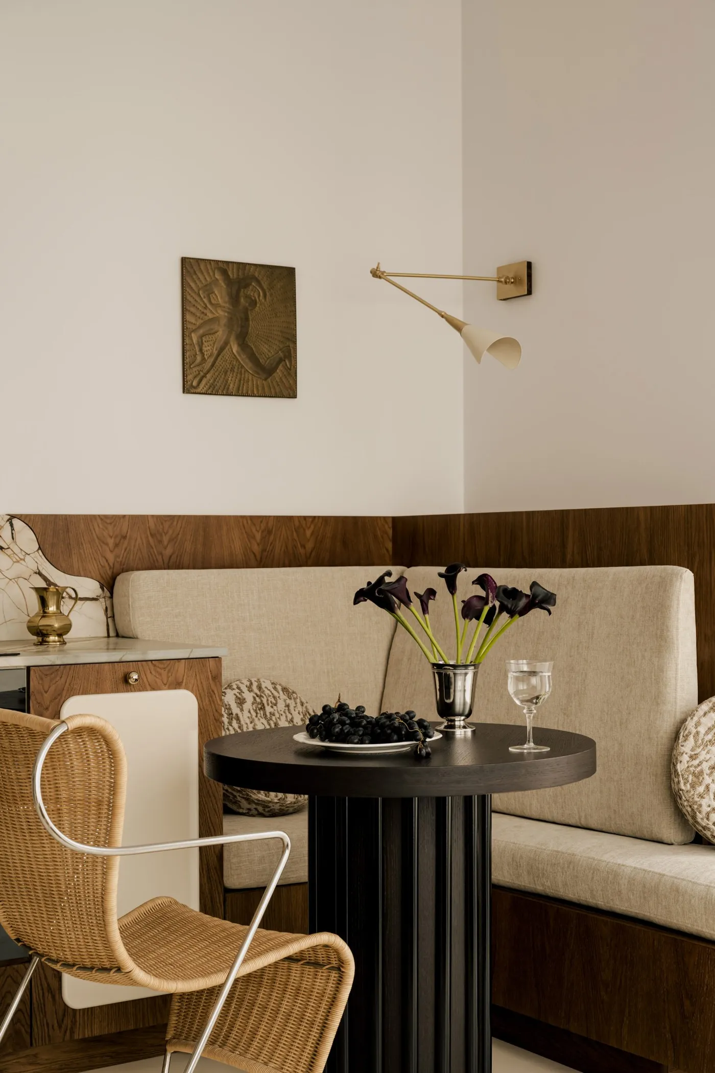 Compact Warsaw apartment evokes "ingenuity and efficiency" of maritime architecture — 靈感參考圖片 3