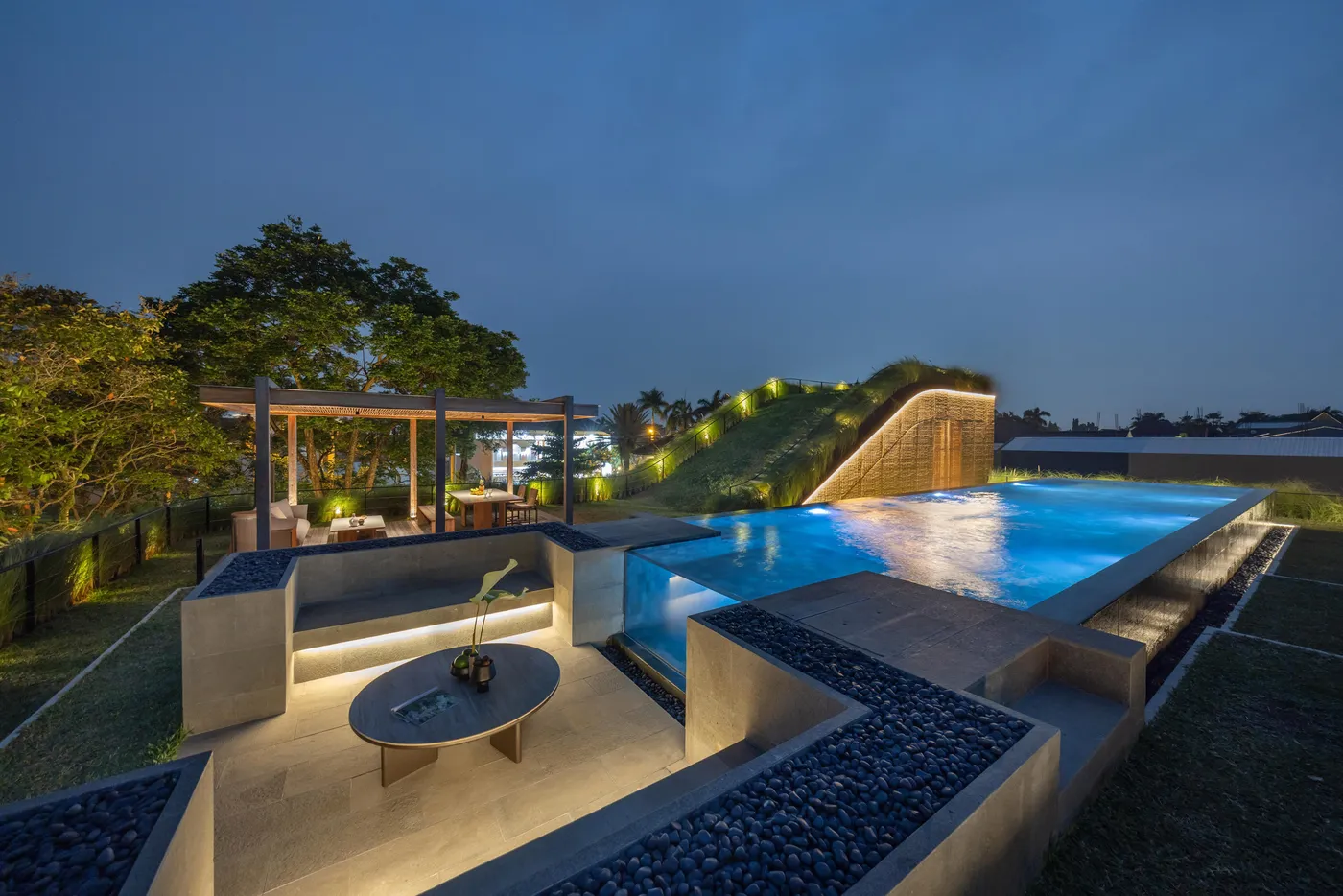 Sloping green roofs "keep the family connected" at Indonesian home — 靈感參考圖片 5