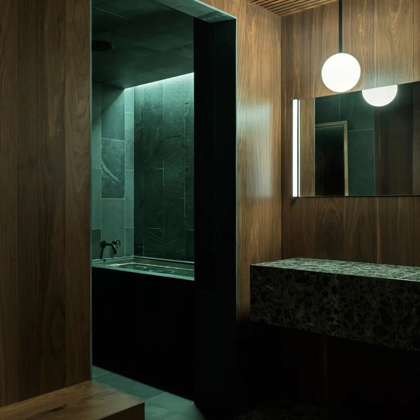 BoND designs "dark and enveloping" private sauna in New York — 靈感參考圖片 1