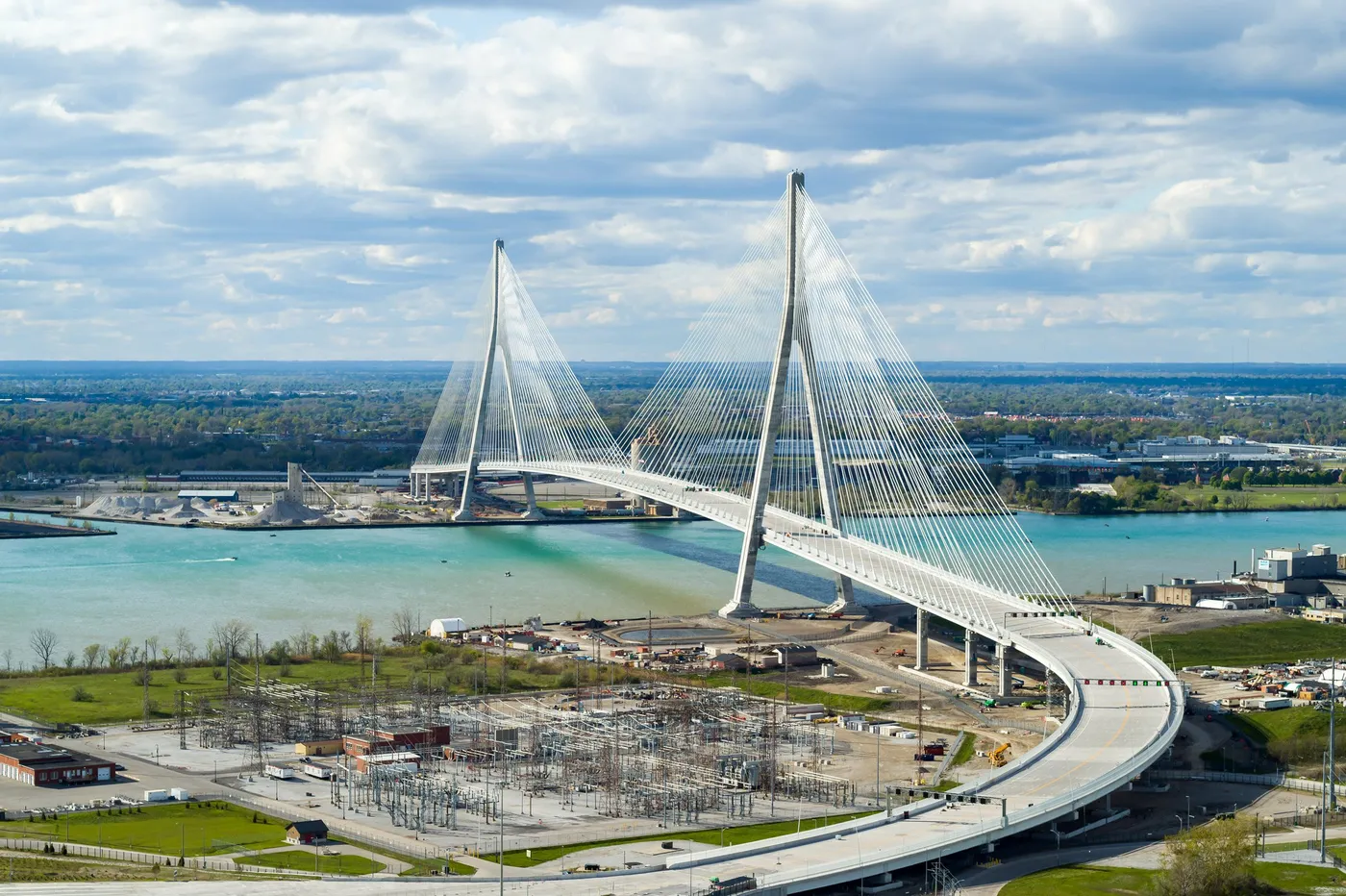 "Gently curving" Gordie Howe International Bridge opens between US and Canada — 靈感參考圖片 2