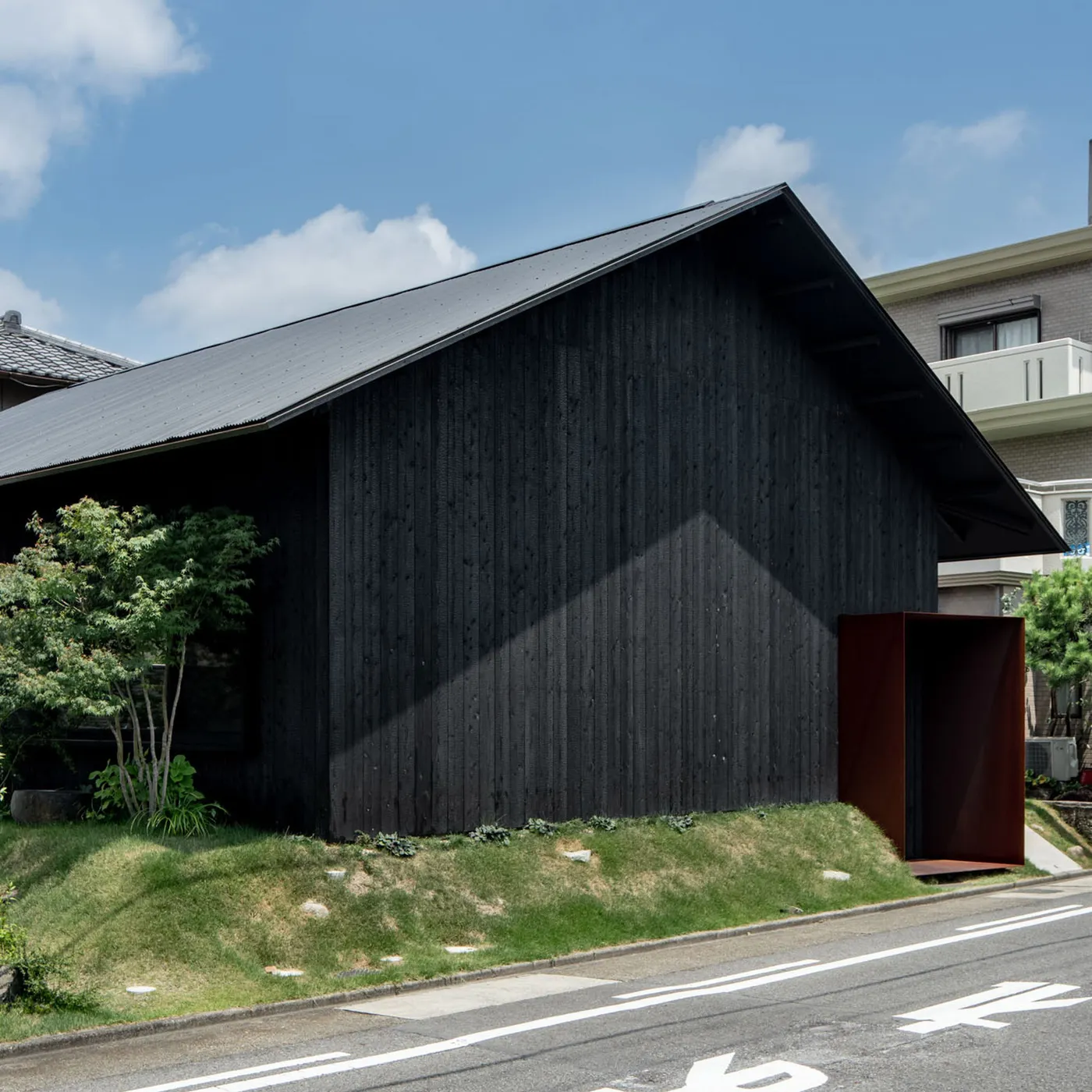 Eight buildings with dramatic charred-timber facades — 靈感參考圖片 5