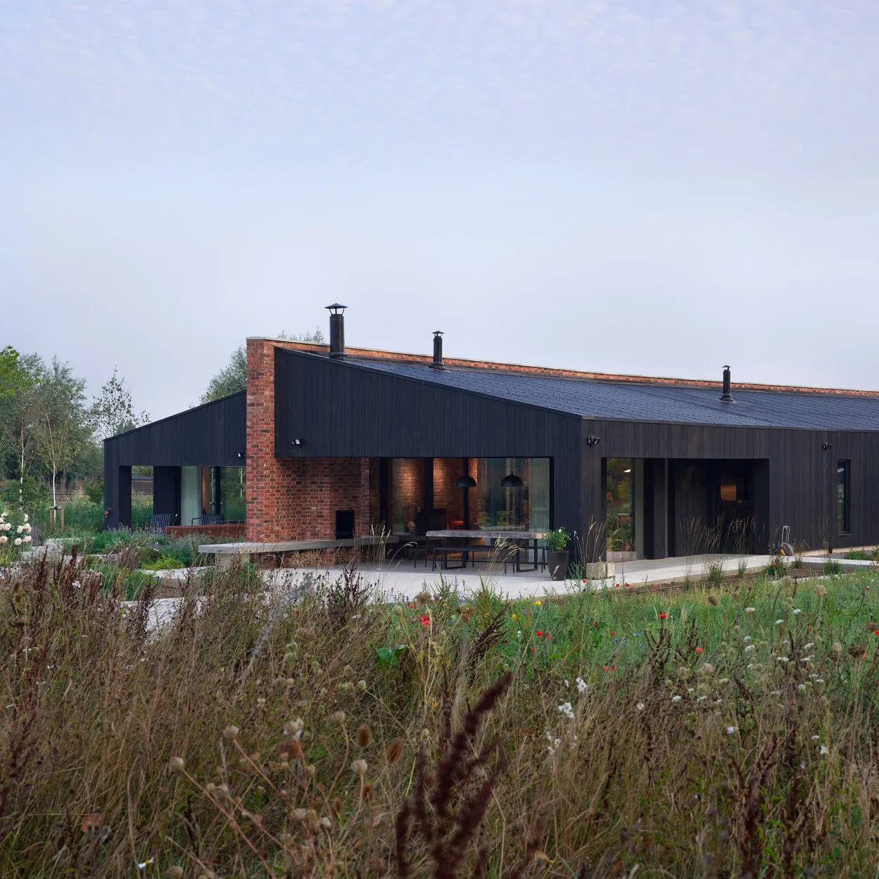 Eight buildings with dramatic charred-timber facades — 靈感參考圖片 3