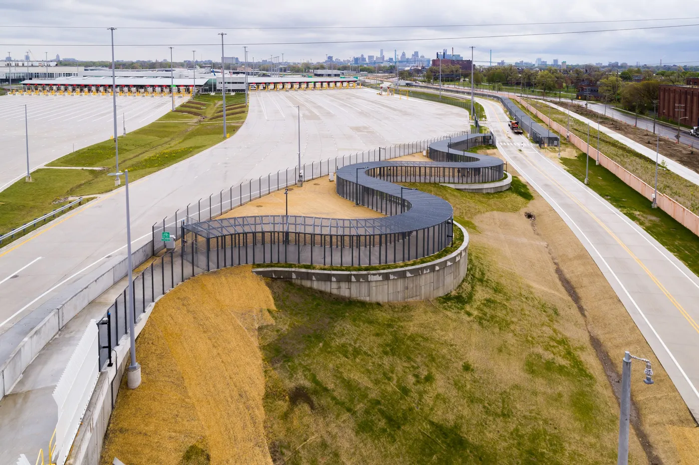 "Gently curving" Gordie Howe International Bridge opens between US and Canada — 靈感參考圖片 5