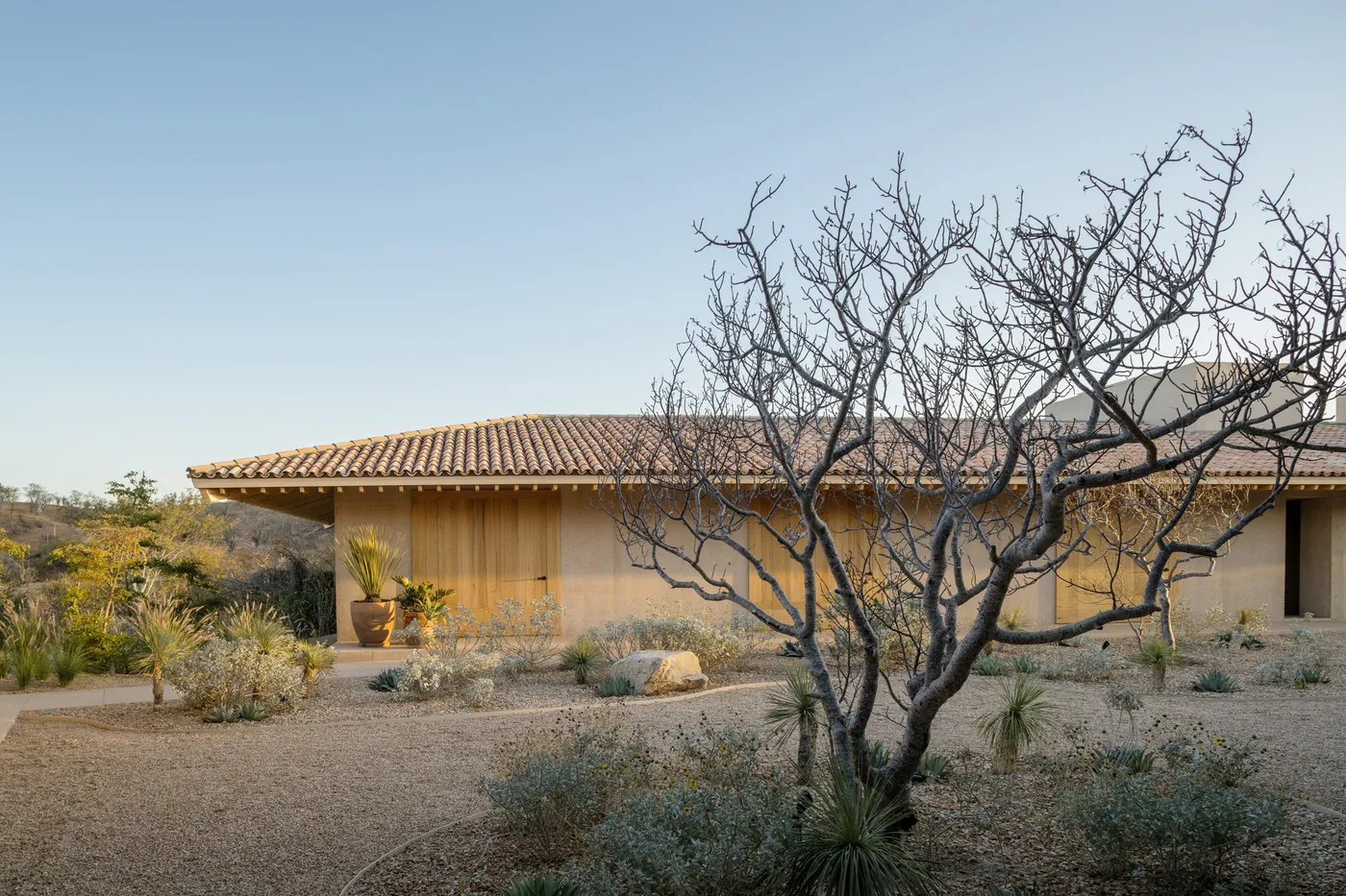 L-shaped roofs create "generous shadows" over Los Cabos residence — 靈感參考圖片 2