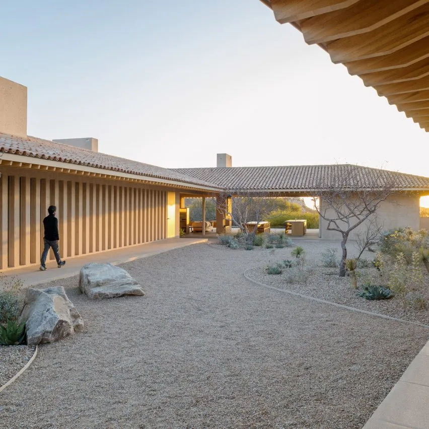 L-shaped roofs create "generous shadows" over Los Cabos residence — 靈感參考圖片 1