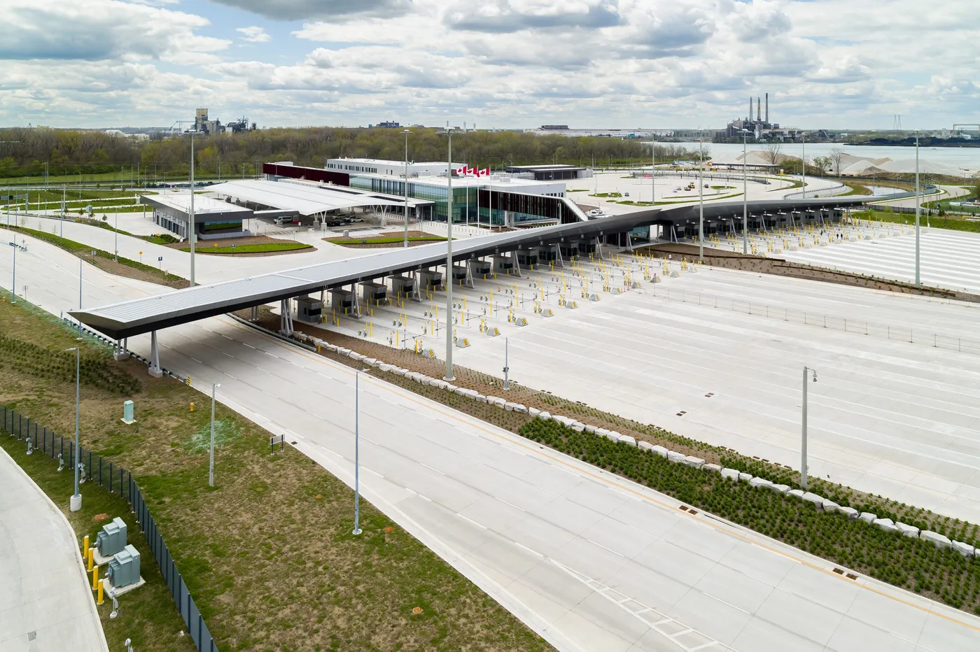 "Gently curving" Gordie Howe International Bridge opens between US and Canada — 靈感參考圖片 4