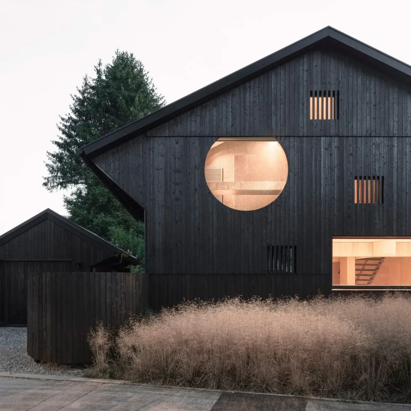 Eight buildings with dramatic charred-timber facades — 靈感參考圖片 2