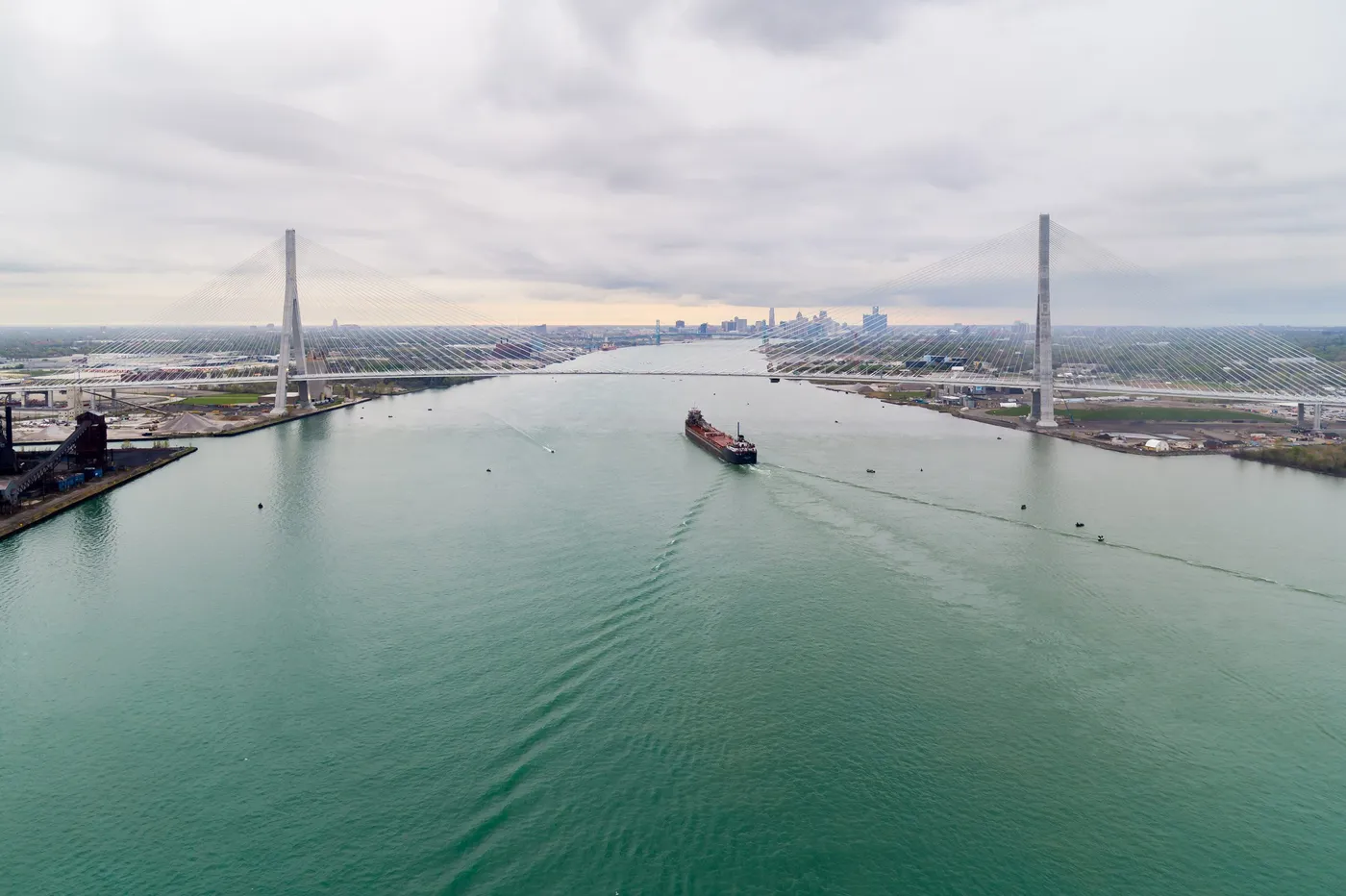 "Gently curving" Gordie Howe International Bridge opens between US and Canada — 靈感參考圖片 3