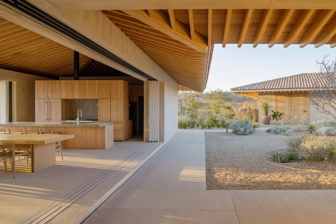L-shaped roofs create "generous shadows" over Los Cabos residence — 靈感參考圖片 4