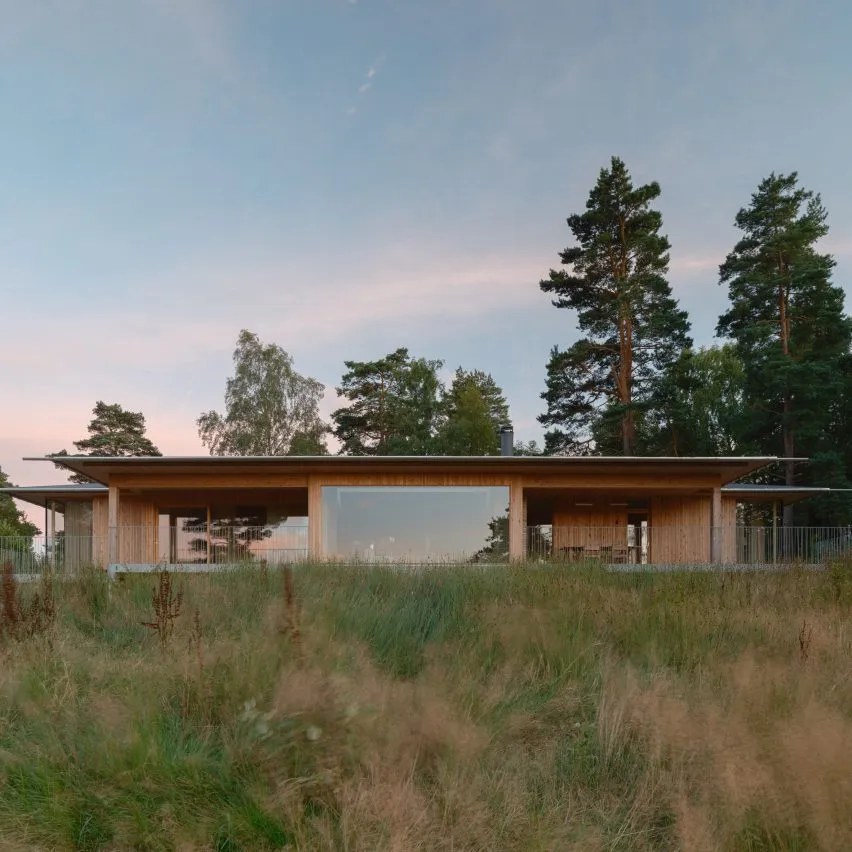 Johan Sundberg Arkitektur nestles timber summer house within Swedish woodland — 靈感參考圖片 1