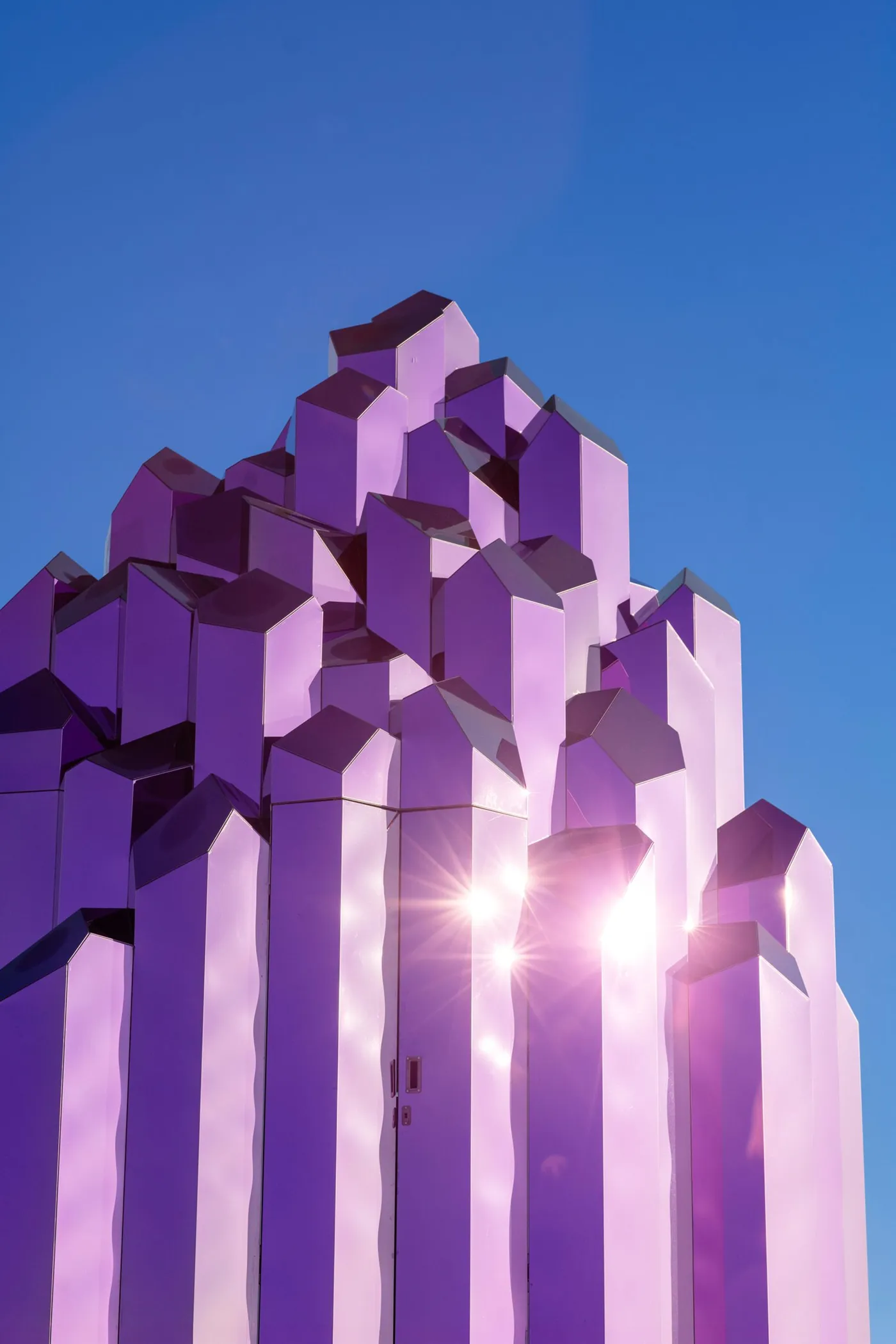 Crystal-shaped sauna rises from former industrial site in Sweden — 靈感參考圖片 3