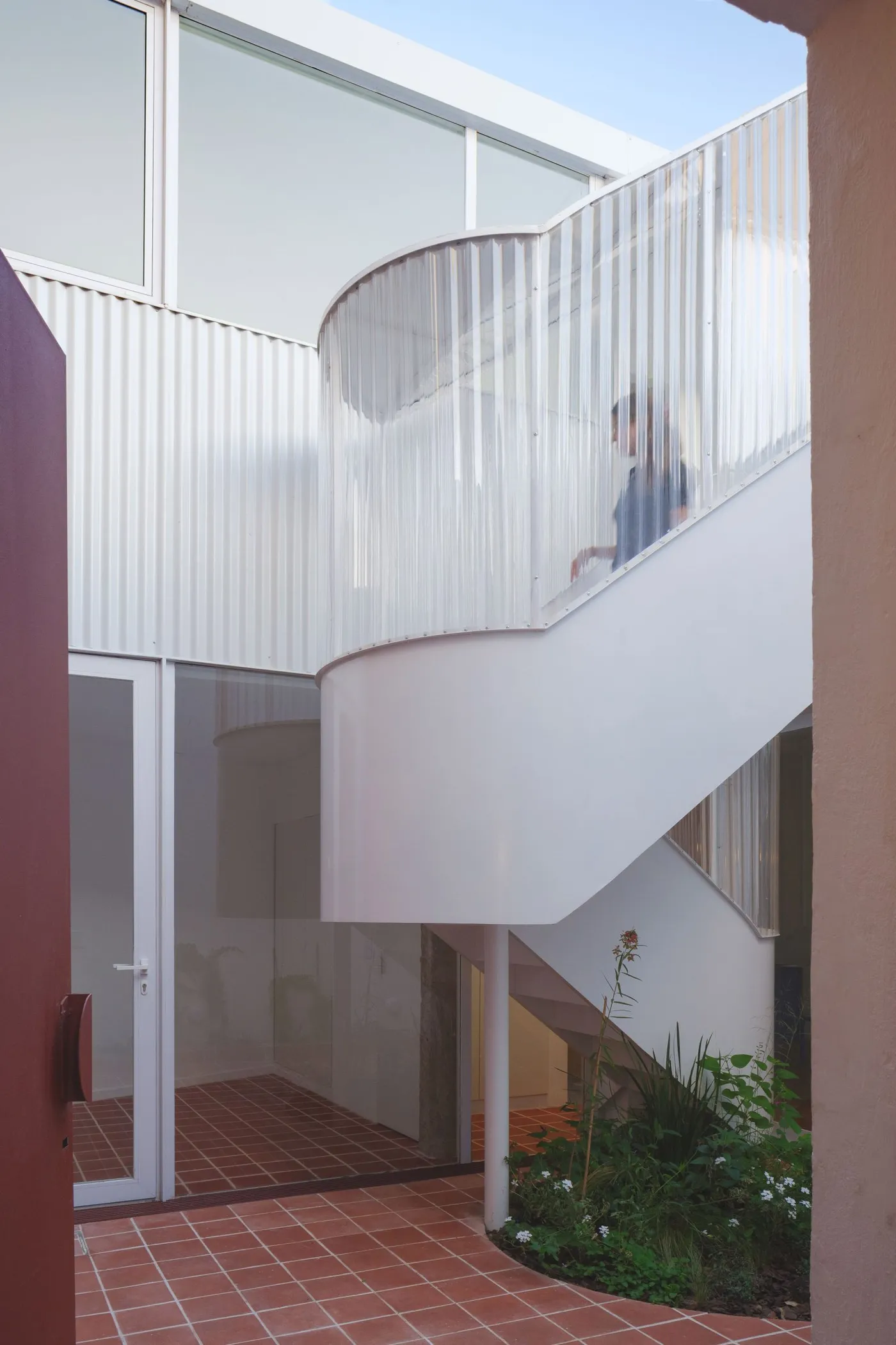 Estudio Futuro renovates compact Argentinian home around terracotta-paved patios — 靈感參考圖片 3