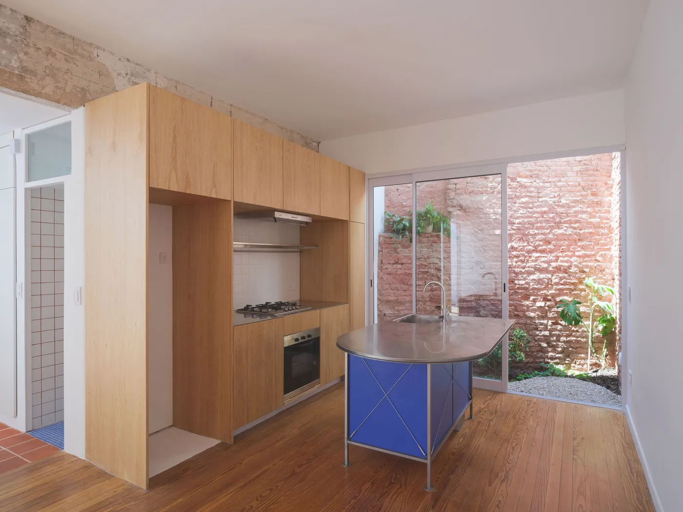 Estudio Futuro renovates compact Argentinian home around terracotta-paved patios — 靈感參考圖片 5
