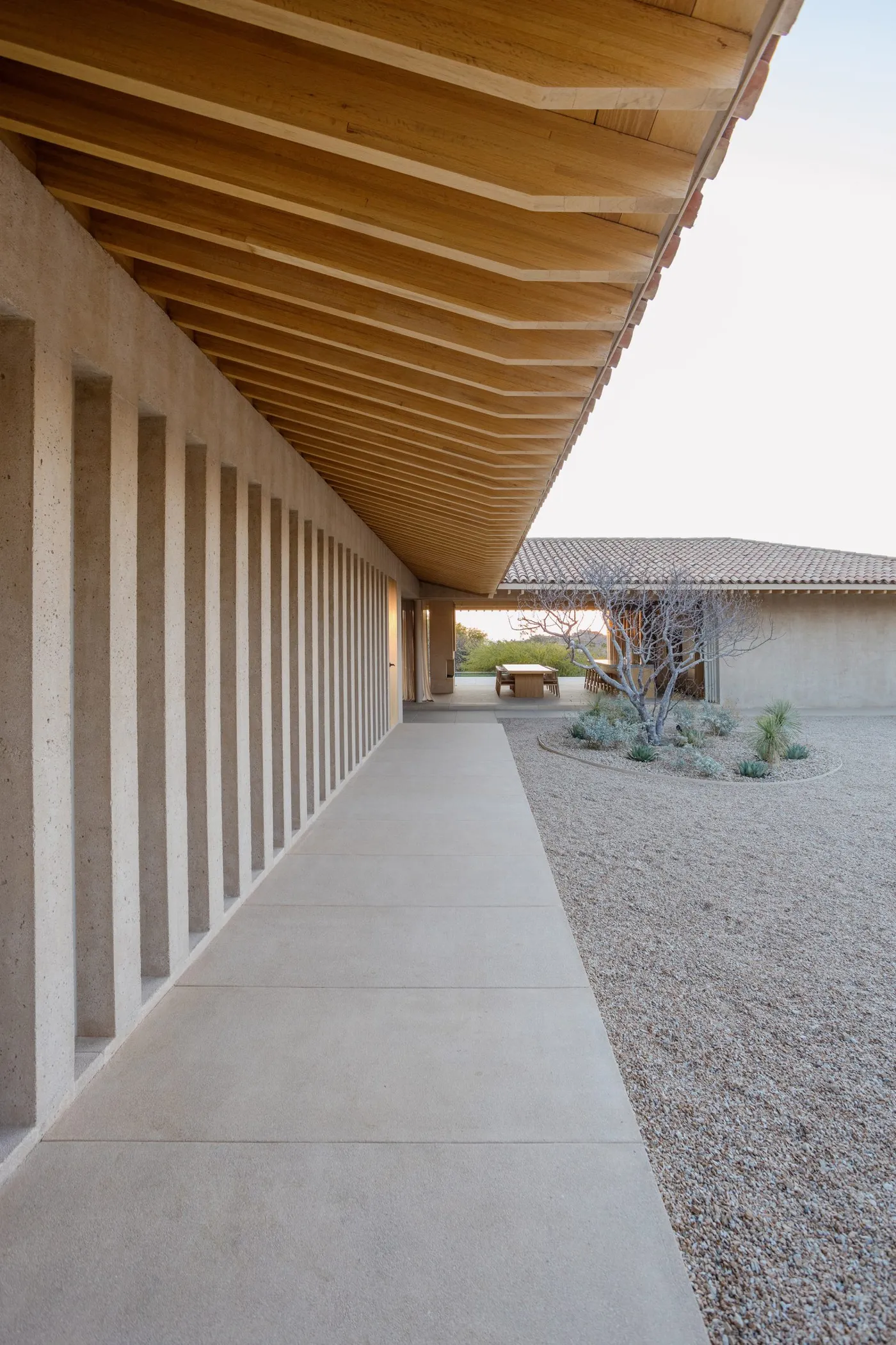 L-shaped roofs create "generous shadows" over Los Cabos residence — 靈感參考圖片 3