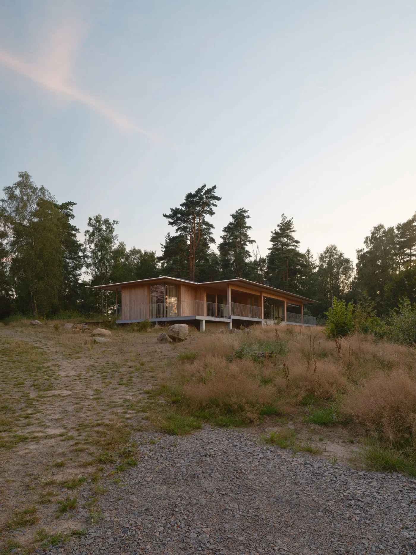 Johan Sundberg Arkitektur nestles timber summer house within Swedish woodland — 靈感參考圖片 2