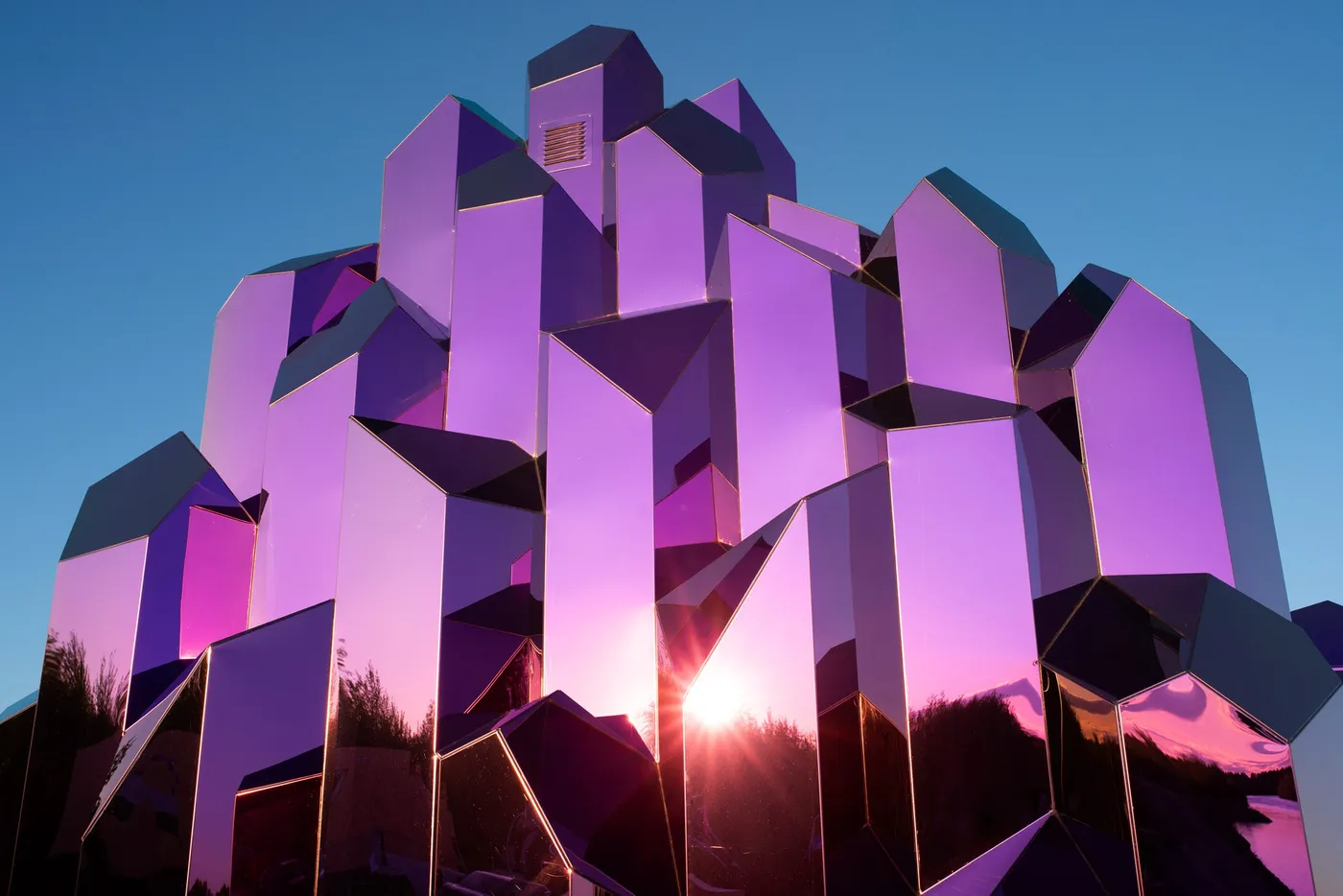 Crystal-shaped sauna rises from former industrial site in Sweden — 靈感參考圖片 4