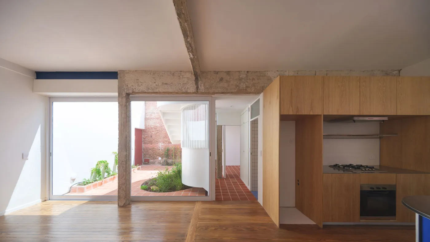 Estudio Futuro renovates compact Argentinian home around terracotta-paved patios — 靈感參考圖片 4