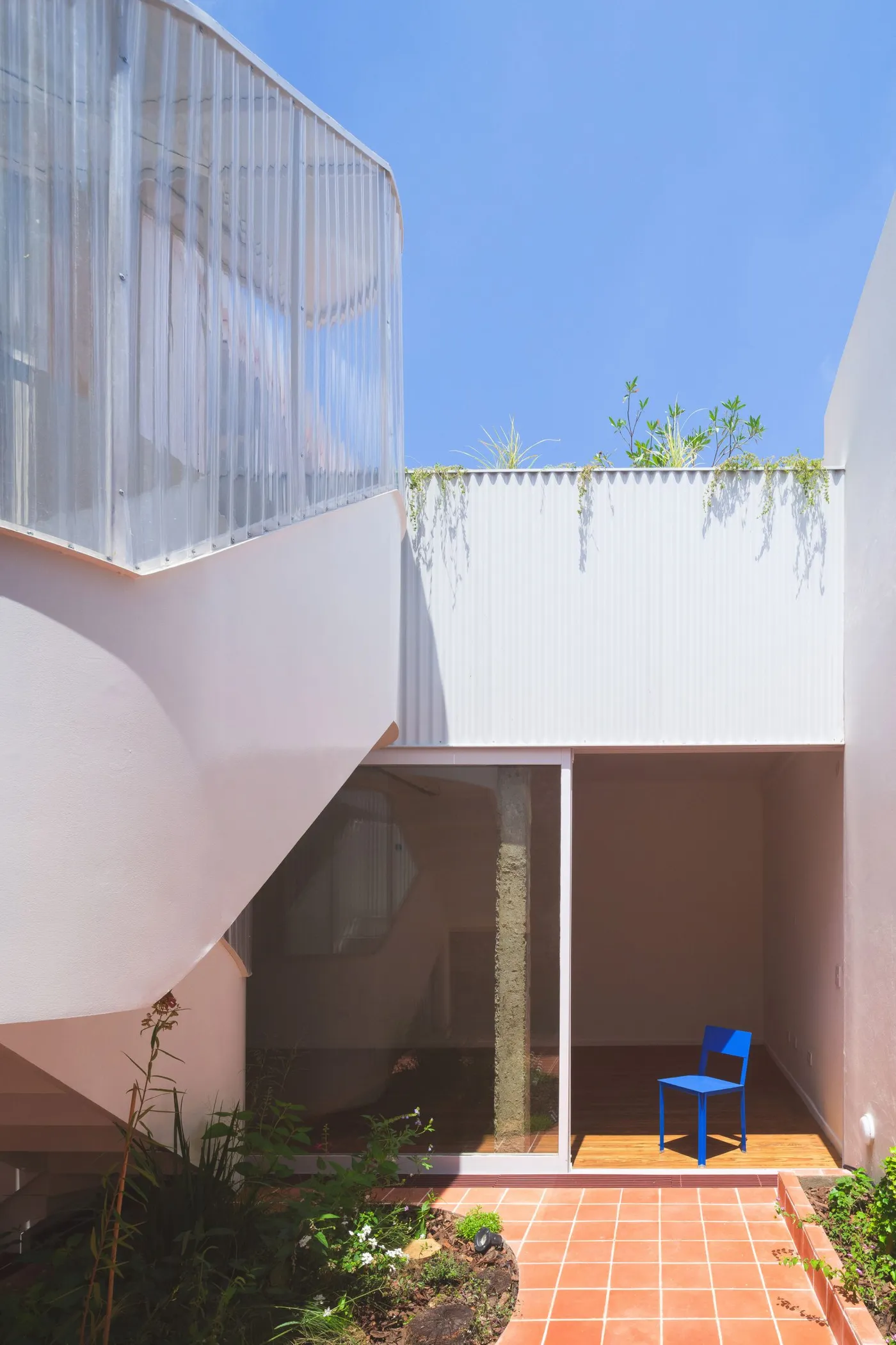Estudio Futuro renovates compact Argentinian home around terracotta-paved patios — 靈感參考圖片 2