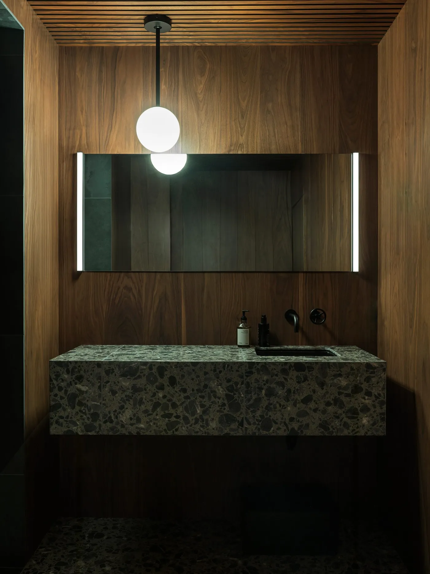 BoND designs "dark and enveloping" private sauna in New York — 靈感參考圖片 5